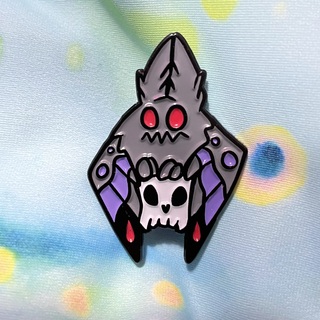 Skull mothman pin