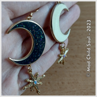 Earrings : Beyond the Moon (gold)