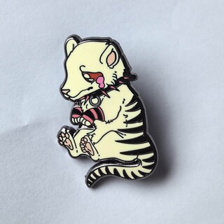 Single enamel pin