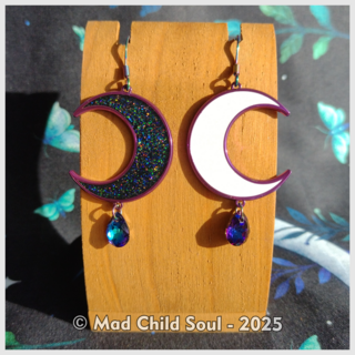 Earrings : Beyond the Moon (purple chrome)