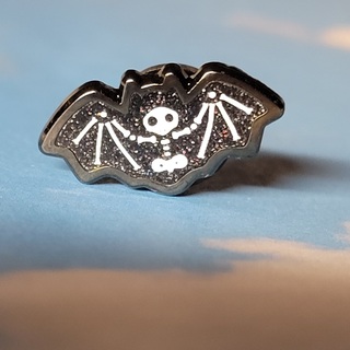 Glitter skelebat pin