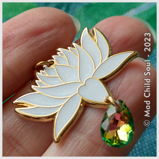 Earrings OR Necklace : White Lotus (gold)